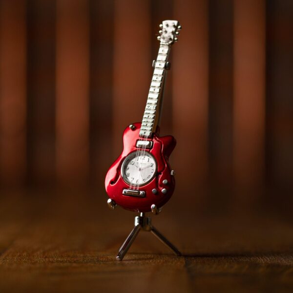 Piros miniatűr gitár óra ajándék gravírozással