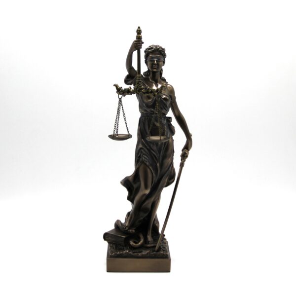 Justicia szobor mérleggel