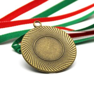 Csíkos szélű bronz érem gravírozással és éremszalaggal
