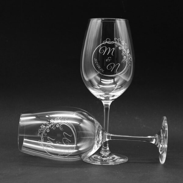 Elegáns monogramos kristály borospohár szett